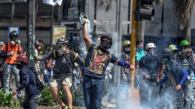 Brazilian riot police stand guard in the border with Venezuela, in Pacaraima, Roraima state, Brazil on February 23, 2019. - Venezuela braced for a showdown between the military and regime opponents at the Colombian border on Saturday, when self-declared acting president Juan Guaido has vowed humanitarian aid would enter his country despite a blockade. Early Saturday two large trucks -driven by Venezuelans and escorted by Brazilian police- carrying eight tonnes of emergency aid left Boa Vista in Brazil en route to the Venezuelan border. (Photo by Nelson Almeida / AFP)