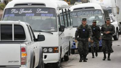 Elementos de la Fuerza de Seguridad Interinstitucional Nacional (Fusina) hicieron ayer un operativo en la terminal de la colonia Loarque de la capital, adonde los conductores, ayudantes y despachadores se sometieron a pruebas toxicológicas y de alcoholemia, además de ser reseñados, de pasarlas serán certificados por las autoridades de Transporte.