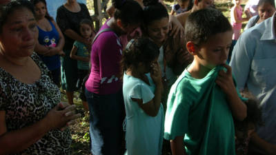 Familiares, vecinos y pobladores de la colonia San José lloraron desconsolados en el entierro de los menores.