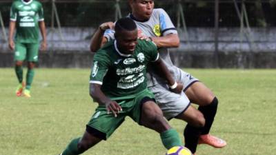 Júnior Lacayo es marcado por un jugador del Parrillas One. Foto Delmer Martínez