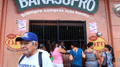 Sampedranos compran en el Banasupro de Medina.