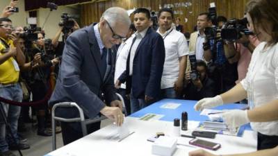 El presidente de Guatemala, Alejandro Maldonado, llegó apoyado en un andador a emitir su voto. El mandatario fue operado de la rodilla recientemente.