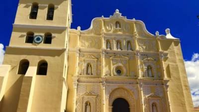 La catedral Inmaculada Concepción se considera la más bella y más grande que se construyó durante la colonia en Honduras. Su construcción inició en 1650 y finalizó en 1715. La fachada muestra un estilo de arte barroco renacentista. En su interior sobresalen las imágenes de San Jerónimo y San Agustín, que históricamente se consideran doctores de la Fe. Sobre la torre se encuentra instalado el reloj moro, reconocido como el más antiguo de América Latina y uno de los más antiguos del mundo aún en funcionamiento. Fue fabricado por los árabes en el año 1,100.