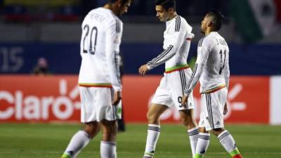 Varios jugadores mexicanos al término del partido México-Ecuador, del Grupo A de la Copa América de Chile 2015, en el Estadio El Teniente de Rancagua. Foto EFE