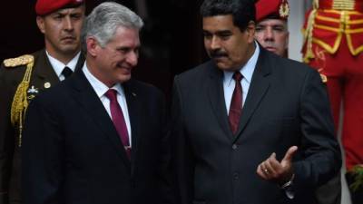 Cuban President Miguel Diaz-Canel (L) and his Venezuelan counterpart Nicolas Maduro chat during a meeting at Miraflores presidential palace in Caracas on May 30, 2018.Diaz-Canel arrived in the Venezuelan capital Caracas on his first foreign visit as president. / AFP PHOTO / Juan BARRETO