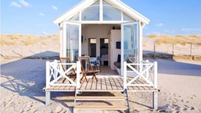 Fotografía facilitada por la Oficina de Turismo de La Haya de la casa de madera instalada en la playa de Kijkduin que aloja a blogueros y videoblogueros dispuestos a dar a conocer las bondades de la tercera ciudad más grande de Holanda. EFE