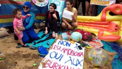 Varios grupos se han solidarizado con la comunidad musulmana, como este grupo en Francia en desacuerdo con la prohibición del burkini, el traje de baño islámico.