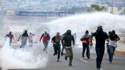 Por segunda vez, los estudiantes se enfrentaron con policías en un intento de desalojo, en el cual se quemaron llantas y se lanzaron gas lacrimógeno. Estudiantes aseguran que no desistirán en la lucha mientras no tengan respuesta, ahora, del Congreso.