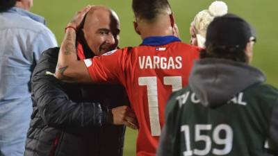 Jorge Sampaoli celebrando con Eduardo Vargas. Foto AFP