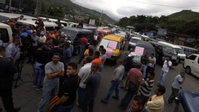Transporte de microbuses ilegales se pararon hoy en Tegucigalpa. Fotos: Andro Rodríguez