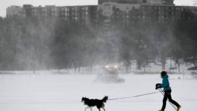 La ola de frío extremo que azota el noreste de Estados Unidos obligó al cierre de escuelas, oficinas, negocios y transportes, e incluso a declarar emergencias en estados como Illinois, Michigan y Wisconsin debido a las bajas temperaturas que representan un riesgo para la vida.