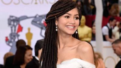 Zendaya posando en la alfombra roja de los premios de la Academia.