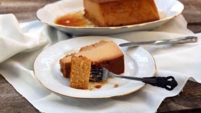 Este flan se hornea a baño María por unos 40 minutos y luego se refrigera.