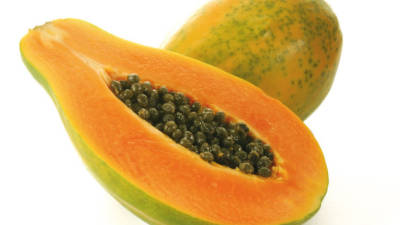 Papaya contiene muchos nutrientes diferentes: calcio, ácido fólico, vitamina C