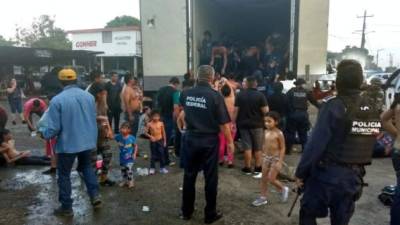 Migrantes hondureños, entre ellos varios niños, fueron rescatados tras ser abandonados en un tráiler en Veracruz./Reforma.