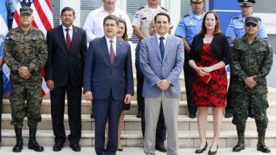 El presidente Juan Orlando Hernández, acompañado de otras personalidades, se reunió con el embajador Carlos Trujillo.