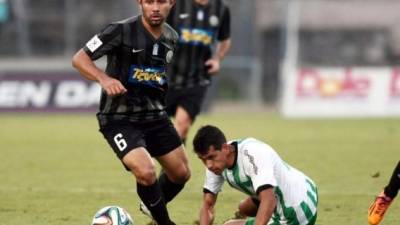 Alfredo Mejía en un partido con el Panthrakikos.