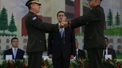 El general René Orlando Ponce recibe del exjefe de las FF AA Isaías Álvarez el bastón de mando.