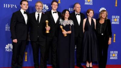 El elenco de la película ganadora '1917': Dean-Charles Chapman, Sam Mendes, George MacKay, Pippa Harris, Callum McDougall, Krysty Wilson-Cairns y Jayne-Ann Tenggre. Foto Kevin Winter/Getty Images/AFP