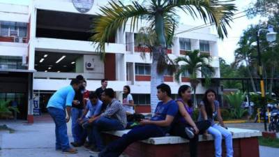 Un grupo de alumnos de la Unah-vs en la plaza del campus.