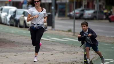 Los niños españoles disfrutaron de su primer día al aire libre tras 43 días encerrados en sus hogares por el coronavirus./AFP.