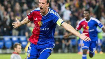 Marco Streller del Basilea celebra su gol contra el Liverpool.