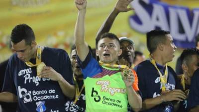 Morales (centro) celebrando ya con la medalla el ser campeón en la primera división del fútbol catracho.