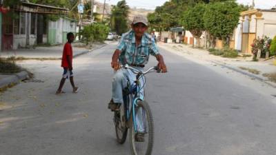 En su bicicleta se desplaza desde la colonia Satélite, donde vive, hasta el centro de la ciudad.