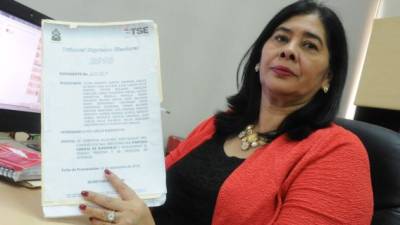 La secretaria general adjunta del TSE, Leticia Henríquez, leyó la resolución de este órgano sobre el PL.