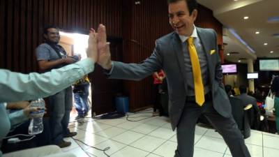 Salvador Nasralla, coordinador del PAC, estuvo muy sonriente dentro del hemiciclo legislativo.