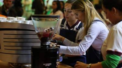 Expertos participan en un concurso de baristas.