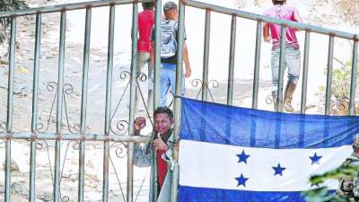 El portón de la entrada principal de la mina en San Juan Arriba permanece cerrado desde el viernes 11 de julio.