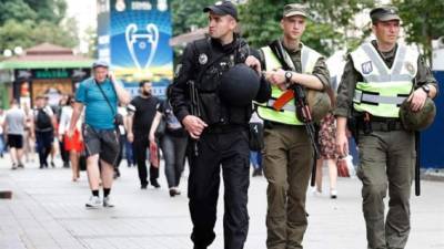 Policías ucranianos patrullan una calle del centro de Kiev, Ucrania. EFE