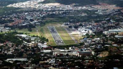 Vista aérea de la pista del Aeropuerto de Toncontín en el Distrito Central. archivo.