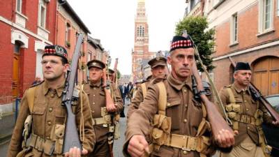 Un grupo de hombres disfrazados como soldados de la Primera Guerra Mundial partiparon en el homenaje a los caídos.
