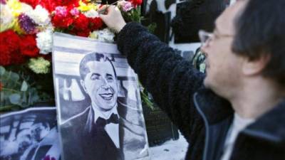 Con muestras de fotografía, nuevas versiones de temas clásicos y diversos homenajes, Argentina conmemorará mañana el 80 aniversario del fallecimiento del célebre cantante y compositor de tango Carlos Gardel en un accidente aéreo en la ciudad colombiana de Medellín.