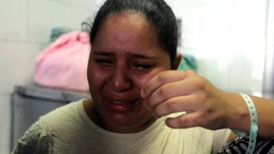 Ligia Claudeth Obando llora denunciando que dio a luz a una niña y le entregaron a un varón. Foto de archivo.