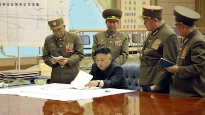 Kim recibió ayer el plan de su Ejército para disparar misiles cerca de la isla de Guam, donde se encuentran bases aérea y naval estadounidenses. afp
