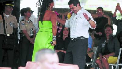 El presidente Juan Orlando Hernández bailó punta en el festejo.