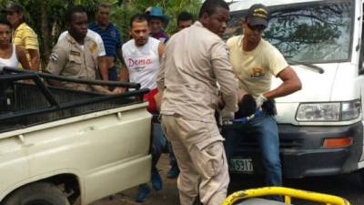 Los bomberos auxiliaron al hombre que resultó herido.