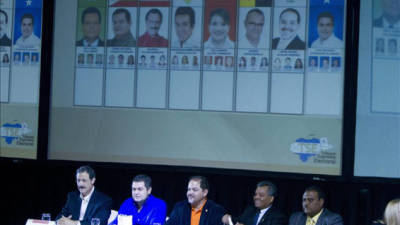 De izquierda a derecha, los candidatos a la presidencia de Honduras Mauricio Villeda del Partido Liberal, Juan Orlando Hernández del Partido Nacional, Jorge Aguilar del Partido Innovación y Unidad, Orle Solís del Partido Democracia Cristiana y Cesar Ham de la Unidad Democrática asisten el 16 de julio de 2013, al sorteo de las posiciones para la planilla electoral en Tegucigalpa (Honduras). EFE/Archivo