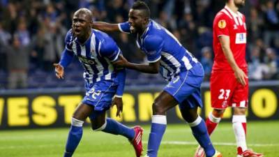 Eliaquim Mangala (i) es felicitado por Silvestre Varela tras marcar ante el Sevilla.