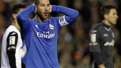 Sergio Ramos se lamenta tras una ocasión fallada ante el Valencia.