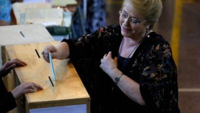 La presidenta de Chile, Michelle Bachelet, emitirá su voto en un colegio electoral durante las elecciones presidenciales en Santiago el 19 de noviembre de 2017.