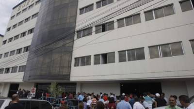 Cientos de empleados cuando protestaron en las afueras de las oficinas de la Enee en Tegucigalpa por despidos masivos.