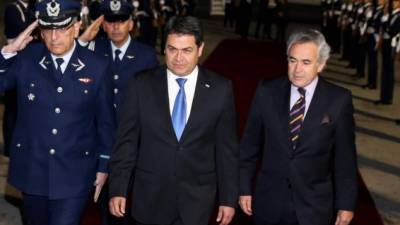 El presidente de Honduras, Juan Orlando Hernández, viajó hoy a Chile, donde el jueves será recibido por su homóloga de ese país, Michelle Bacnelet, informó una fuente oficial en Tegucigalpa.