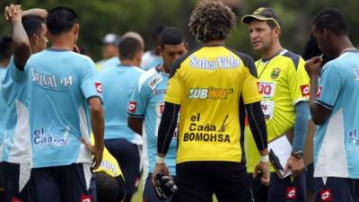 El “Sheriff” Delgado trabaja en su defensa antes del juego.