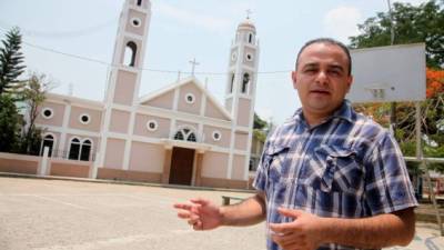El padre Luis Estévez, párroco de la Santísima Trinidad de Chamelecón, está coordinando la actividad.