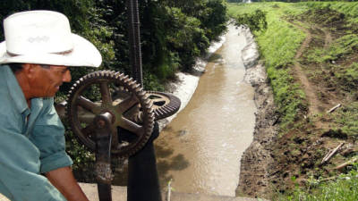 El canal de donde captan el agua las empresas agrícolas pasa por el centro del municipio de Santa Rita.