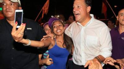 El opositor Juan Carlos Varela prometió un gobierno de unidad, justicia social y una firme lucha anticorrupción, tras ganar este domingo las elecciones de Panamá, un duro revés para el gobierno de Ricardo Martinelli, impulsor de megaobras de infraestructura de dudoso beneficio para los pobres. EFE